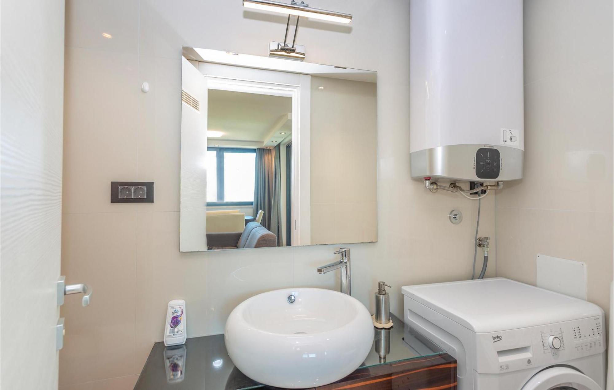 Stunning Apartment In Malinska With Kitchen المظهر الخارجي الصورة